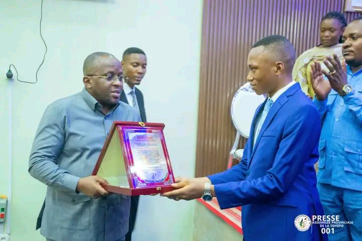 Tshopo : le Vice-Premier Ministre Jacquemain Shabani et Félix Tshisekedi décorés pour leur engagement en faveur de la paix