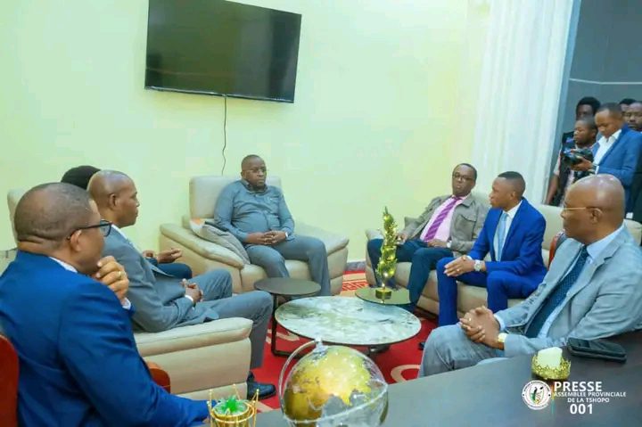 Tshopo : le Vice-Premier Ministre Jacquemain Shabani et Félix Tshisekedi décorés pour leur engagement en faveur de la paix 5 1750744566276