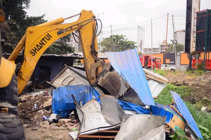 Kinshasa : le gouverneur Daniel Bumba lance l’opération “Retour à la norme” par une vaste démolition à Gombe 3 1755940904930