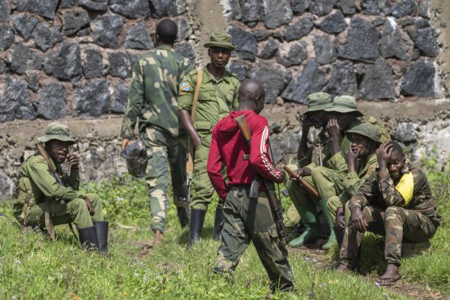Nord-Kivu : les rebelles du M23 utilisent des élèves en uniforme comme porteurs de guerre