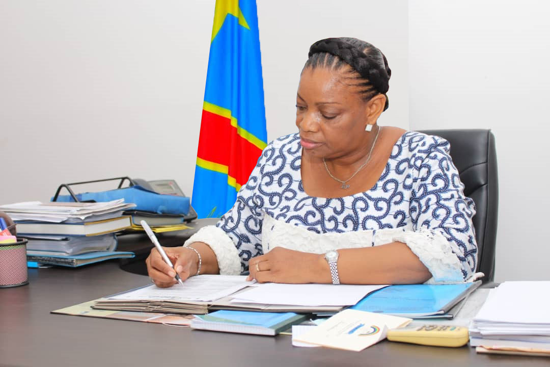 CURRICULUM VITAE DE MADAME LE VICE PREMIER MINISTRE ET MINISTRE DE LENVIRONNEMENT ET DEVELOPPEMENT DURABLE EVE BAZAIBA MASUDI