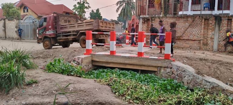 Tshopo : Theoveul Lotika Likwela offre un dalot moderne aux habitants de Makiso