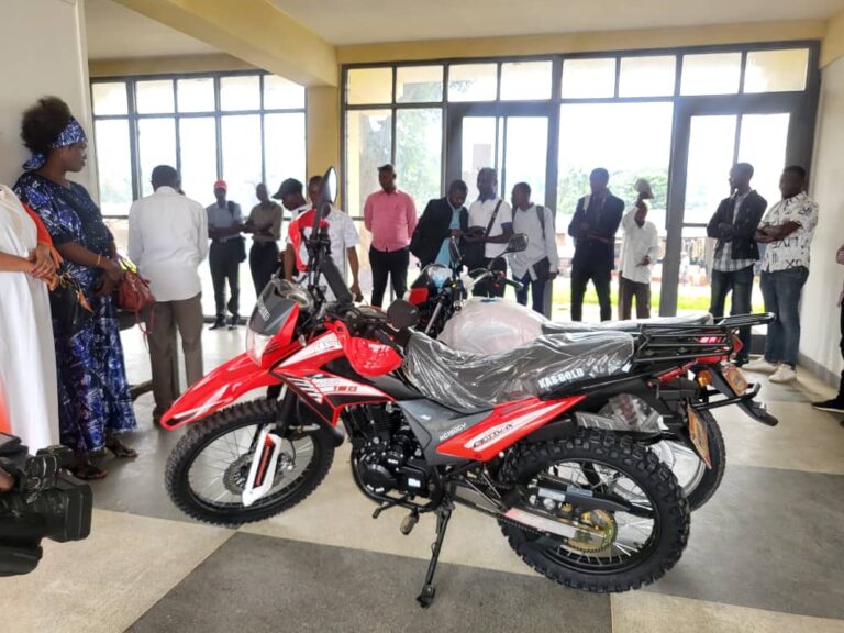 Tshopo : Héritier Likaka dote les agents de l’ITPR de motos et d’équipements pour renforcer le suivi des travaux