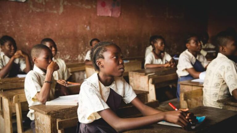 Education : des filles vulnérables reçoivent des uniformes et fournitures à Kasaï-Central