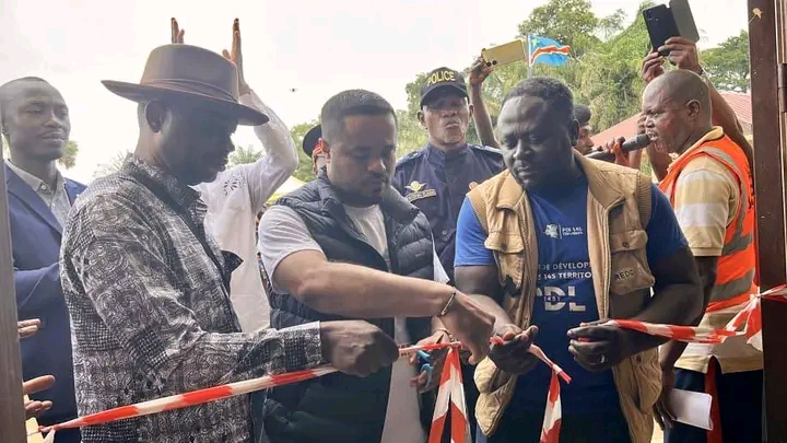 Bas-Uélé : le gouverneur Mokeni inaugure deux centres de santé modernes à Poko