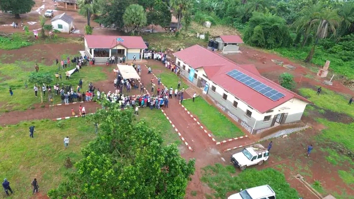 Bas-Uélé : le gouverneur Mokeni inaugure deux centres de santé modernes à Poko 3 1758398347630