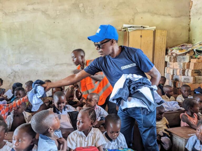 Kisangani : Theoveul Lotika appuie 401 écoliers de PK15 avec des uniformes et une cuve pour enseignants