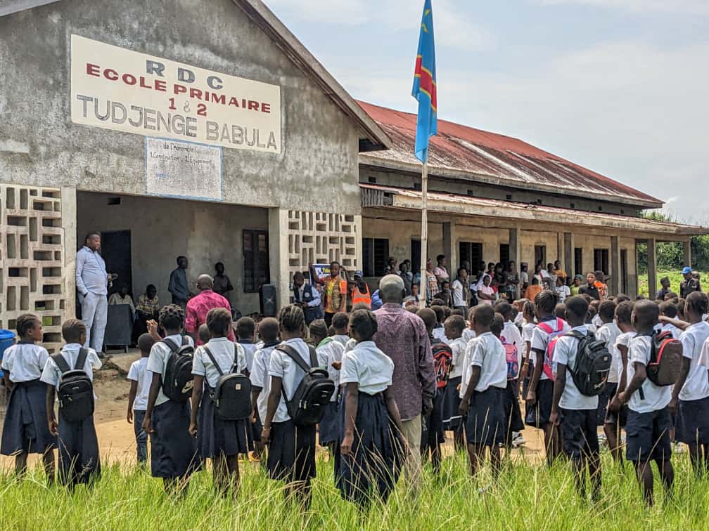 Kisangani : Theoveul Lotika appuie 401 écoliers de PK15 avec des uniformes et une cuve pour enseignants 4 IMG 20250919 WA0023