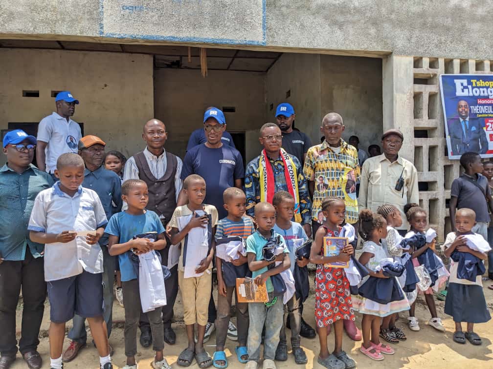 Kisangani : Theoveul Lotika appuie 401 écoliers de PK15 avec des uniformes et une cuve pour enseignants 3 IMG 20250919 WA0025