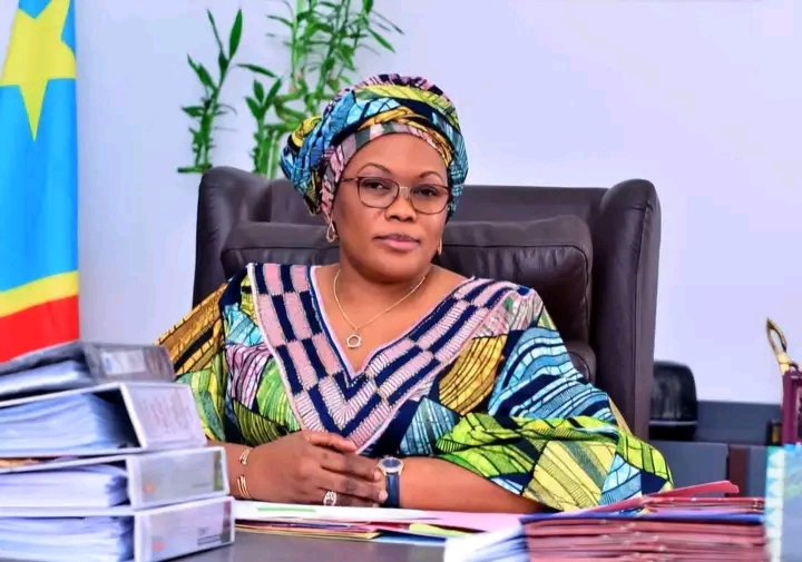 Paris : Natacha Bolombo se fait voler un sac contenant plus de 120 000 dollars US de bijoux