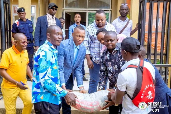 Tshopo : La Fondation Aimé Teza offre 500 sacs de ciment à l’Assemblée provinciale pour soutenir la réhabilitation du bâtiment