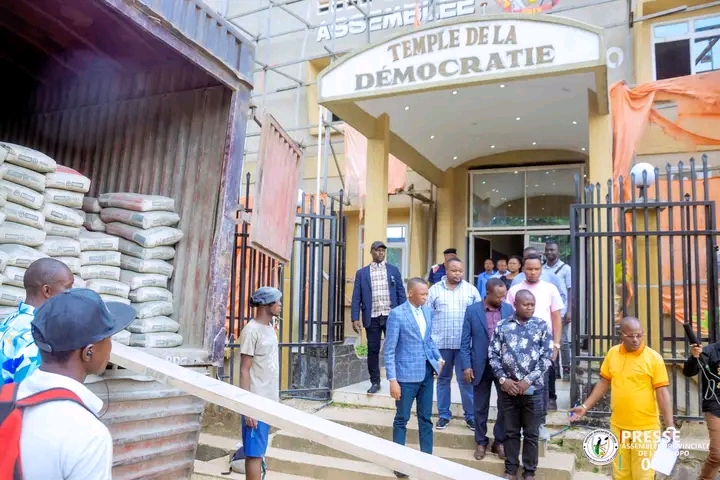 Tshopo : La Fondation Aimé Teza offre 500 sacs de ciment à l’Assemblée provinciale pour soutenir la réhabilitation du bâtiment 3 1761108401135