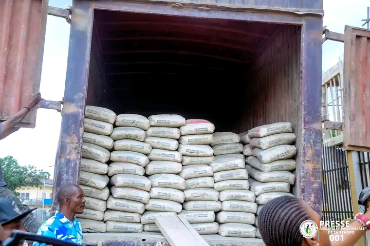 Tshopo : La Fondation Aimé Teza offre 500 sacs de ciment à l’Assemblée provinciale pour soutenir la réhabilitation du bâtiment 4 1761108410835