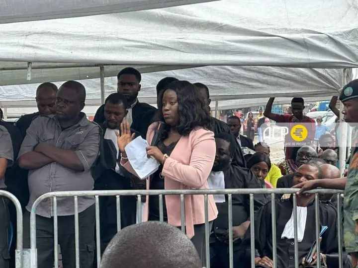 Kinshasa : Une guichetière remet 10.500 USD à Honorine Porsche sous la menace lors du braquage de la Rawbank 2 1761838498416