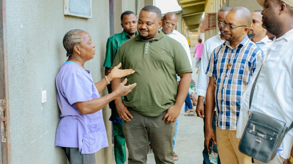 Kisangani : Le député Fontaine Mangala dénonce l’attaque armée contre l’hôpital de Kabondo et règle les factures de 45 malades 2 FB IMG 1761232251214 2