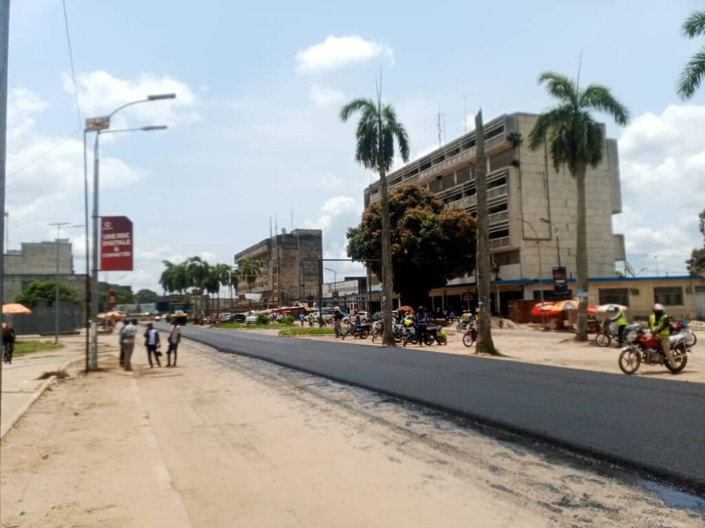 Tshopo : Le ministre LIKAKA donne le coup d’envoi des travaux d’asphalte du point zéro exécutés par SOPECO 3 IMG 20251003 WA0035