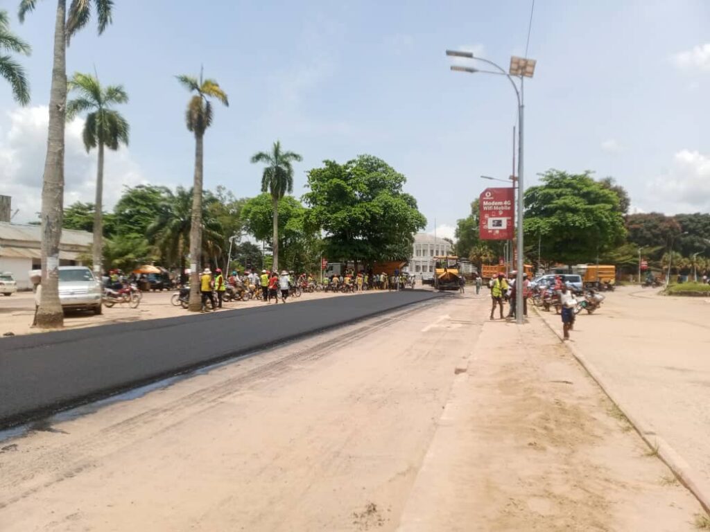 Tshopo : Le ministre LIKAKA donne le coup d’envoi des travaux d’asphalte du point zéro exécutés par SOPECO 4 IMG 20251003 WA0038