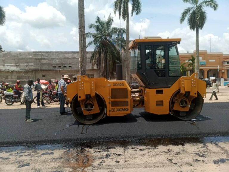 Tshopo : Le ministre LIKAKA donne le coup d’envoi des travaux d’asphalte du point zéro exécutés par SOPECO