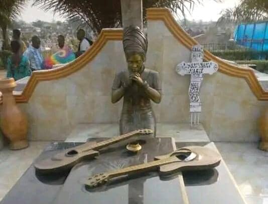 Kinshasa : La tombe de Marie Misamu vandalisée, sa statue et ses guitares volées