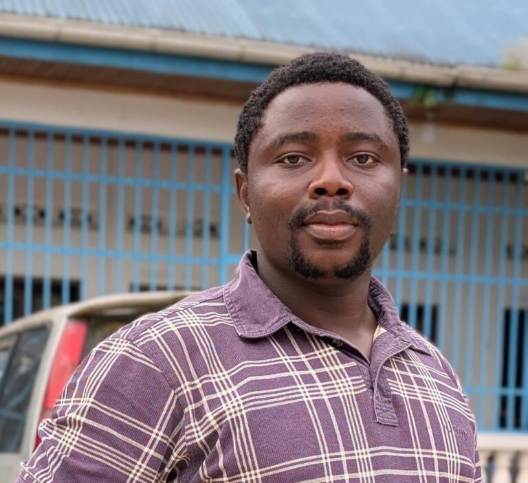 Kisangani : Le journaliste Gaston Mukendi violemment agressé devant le gouvernorat de la Tshopo