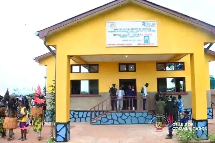 Tshikapa : Le gouverneur Crispin MUKENDI concrétise la vision du Chef de l’État avec l’inauguration du bâtiment administratif de Kamonia 3 IMG 20251031 WA0034 1