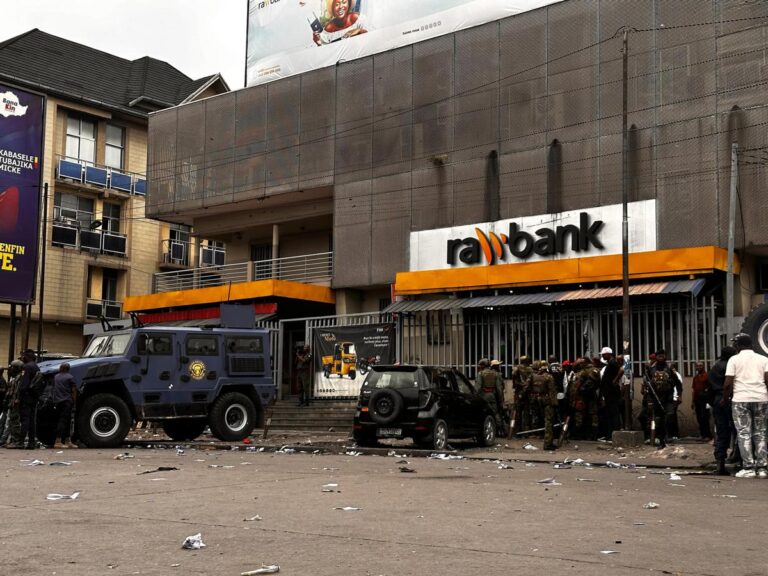 Kinshasa : Les forces de l’ordre déjouent un braquage à la Rawbank et libèrent tous les otages