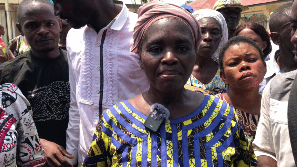 Kisangani : Les victimes de la guerre de six jours bloquent la route Abbé Munyororo pour exiger la reprise de l’indemnisation par le FRIVAO 4 vlcsnap 2025 10 23 11h58m21s568