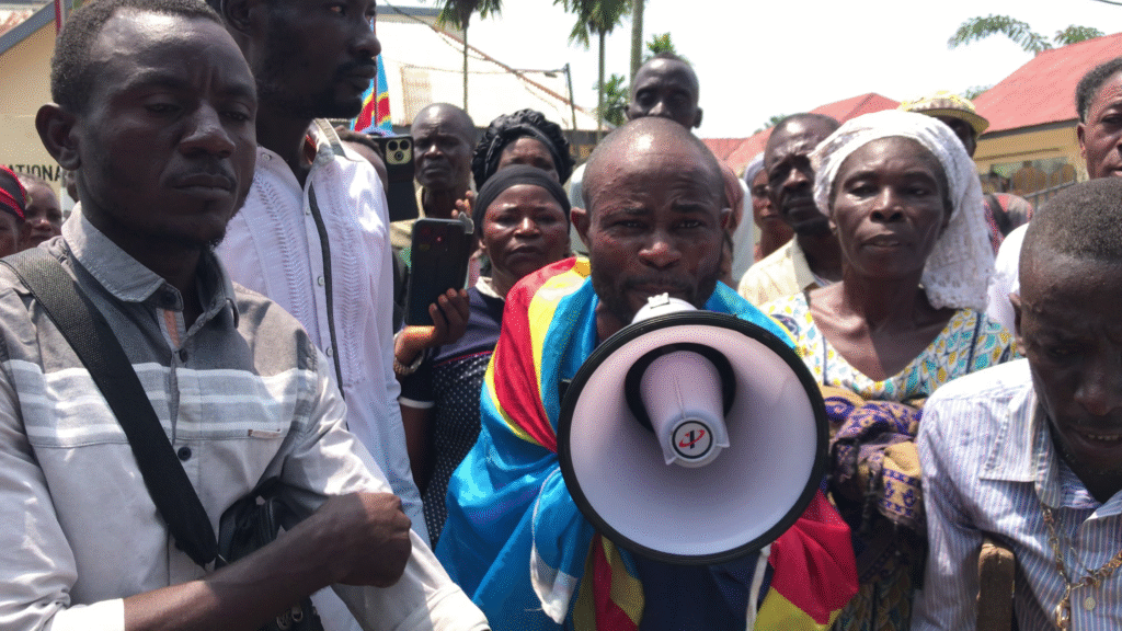 Kisangani : Les victimes de la guerre de six jours bloquent la route Abbé Munyororo pour exiger la reprise de l’indemnisation par le FRIVAO 3 vlcsnap 2025 10 23 11h58m58s675 1
