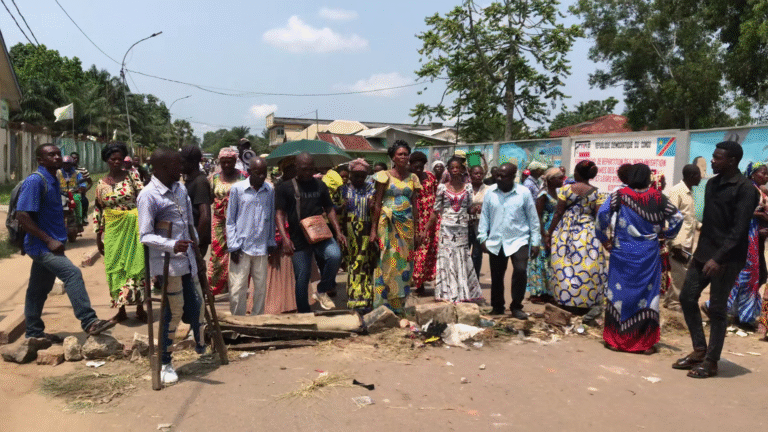 Kisangani : Les victimes de la guerre de six jours bloquent la route Abbé Munyororo pour exiger la reprise de l’indemnisation par le FRIVAO