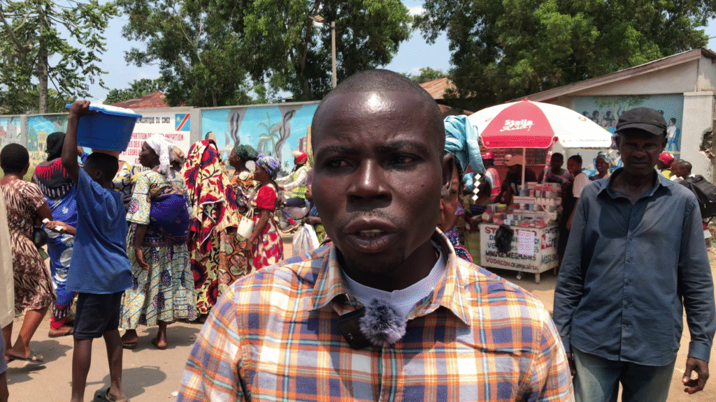 Kisangani : Les victimes de la guerre de six jours bloquent la route Abbé Munyororo pour exiger la reprise de l’indemnisation par le FRIVAO 5 vlcsnap 2025 10 23 12h12m49s209