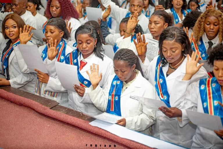 Kisangani : 380 nouveaux infirmiers LMD prêtent serment et rejoignent la profession
