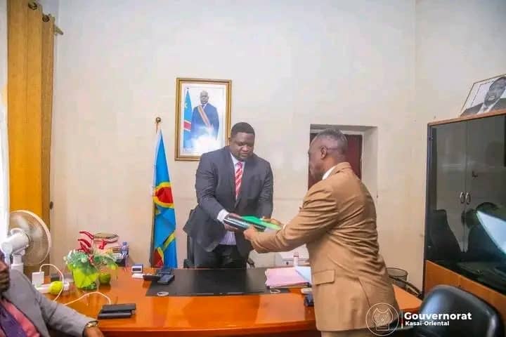 Kasaï Oriental : Le projet de budget provincial remis à temps par le Gouverneur Mbwebwa 2 110557