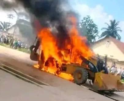 RDC – Kananga : Un engin de Safrimex prend feu sur l’avenue de l’aéroport Un tracteur de l’entreprise