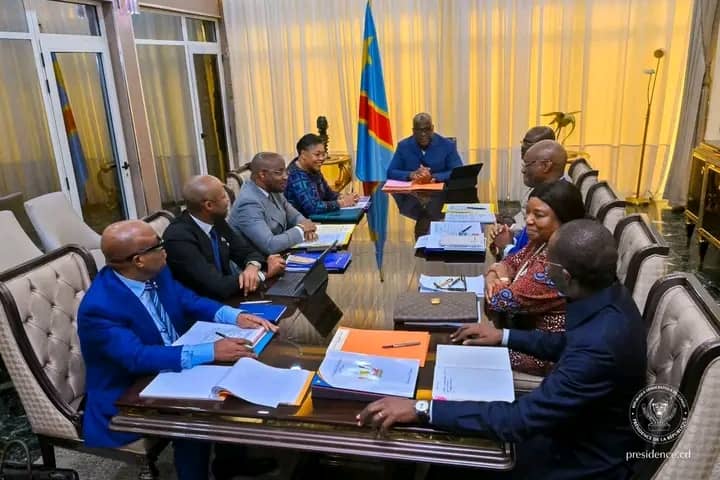 RDC : Tshisekedi resserre les rangs autour de la sécurité et de la santé lors d’une réunion restreinte à Kinshasa