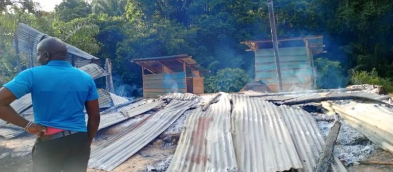 Haut-Uélé : Des jeunes incendient le poste de péage de Salisa, tensions à la limite avec l’Ituri