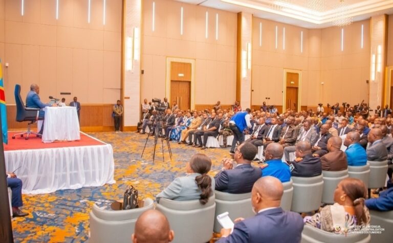 Kinshasa impose une suspension des motions : un frein à la démocratie provinciale ?