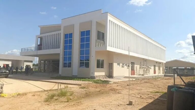 Kisangani : Le maire Delly Likunde inspecte le site du futur laboratoire de santé publique