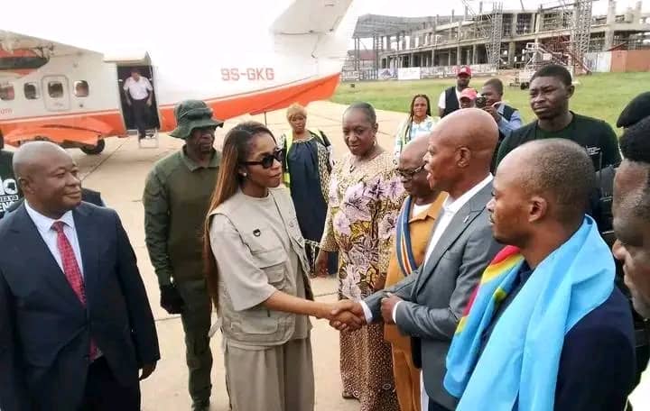 Kasaï Central : Foule et autorités locales saluent l’arrivée de la ministre de la Jeunesse à Kananga 2 53765