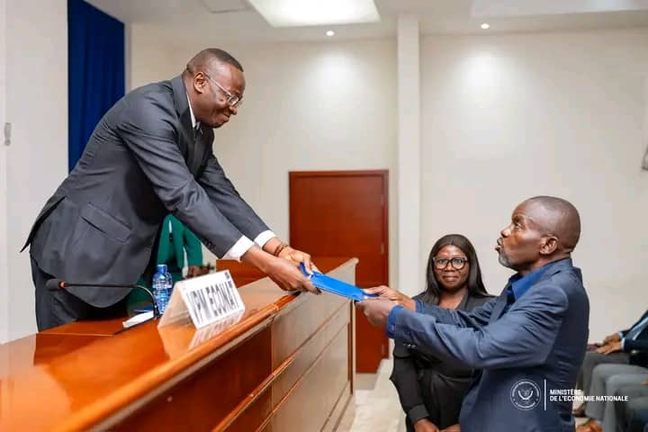 Kinshasa : Le Vice-Premier Ministre clôture les travaux de réforme du petit commerce et du commerce de détail 6 60396