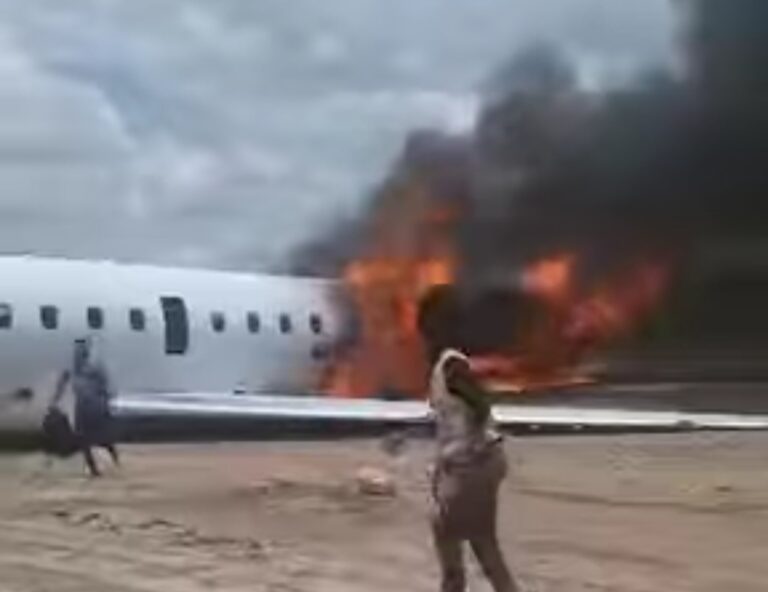 Kolwezi : Un avion transportant la délégation du ministre des Mines prend feu après l’atterrissage