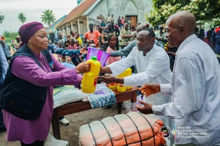 Kisangani : La ministre Ève Bazaiba apporte aide et espoir aux déplacés du site Saint-Gabriel