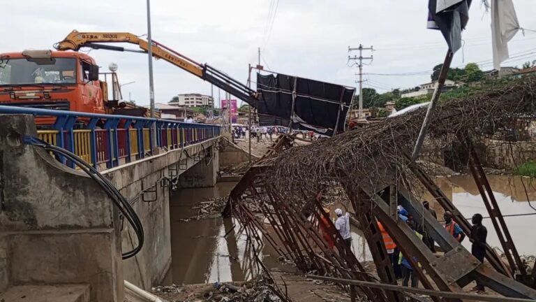 RDC : Démontage et conservation des débris du vieux pont de Boma par l’Office des routes
