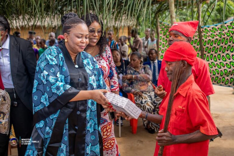 Inongo : La ministre Micheline Ombae apporte assistance aux peuples autochtones et aux détenus