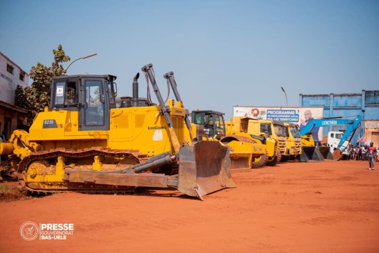 Bas-Uélé : Le gouverneur Mokeni dévoile 12 engins pour relancer les travaux routiers