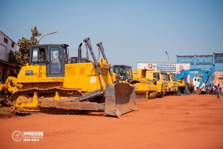 Bas-Uélé : Le gouverneur Mokeni dévoile 12 engins pour relancer les travaux routiers 2 235532