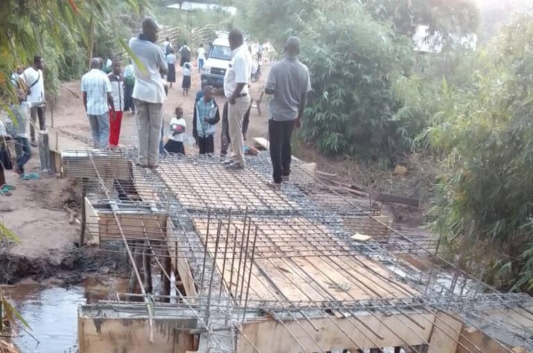 Tshuapa : Un prêtre finance un pont entre Ndjili et Londa pour désenclaver les quartiers