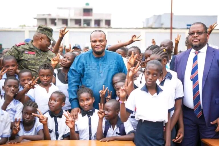Kinshasa : Daniel Bumba réceptionne 300 bancs pour appuyer la gratuité scolaire à Makelele