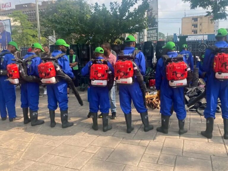Kinshasa : 70 tonnes de matériel d’assainissement offertes aux brigades de salubrité