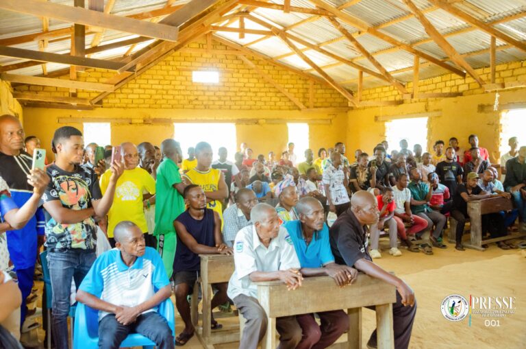 Tshopo : Après l’attaque d’Imbolo, Fidèle Makofi et Chris Assinga rencontrent la population d’Itenge