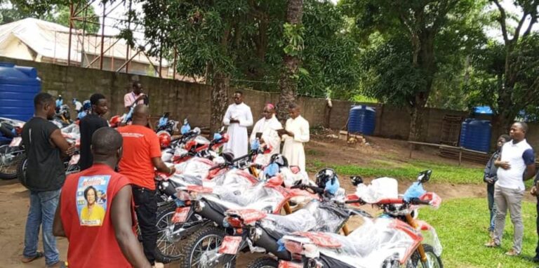 Kwango : Le diocèse de Kenge équipe ses curés de 35 motos pour desservir les zones enclavées